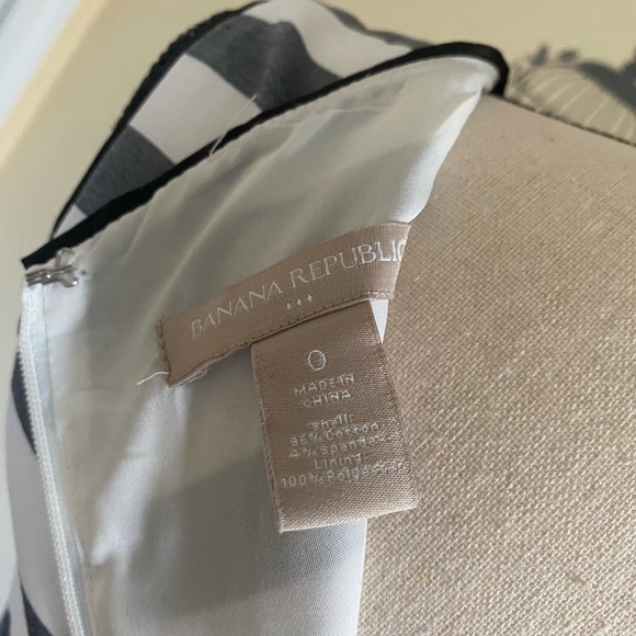 Great dress for daytime occasions. Beautiful fabric fully lined. - Picture 5 of 8